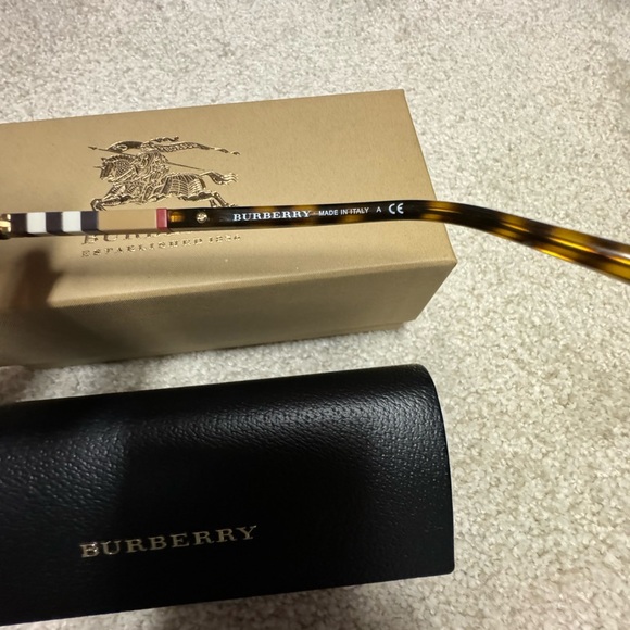 Burberry sunglasses with case and box - Picture 6 of 8